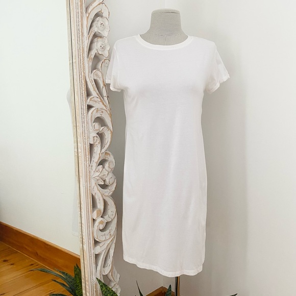 Long White Basic T-Shirt - FREE WITH BUNDLE - Picture 3 of 6